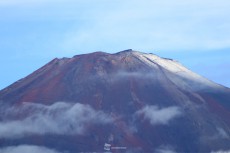 
富士山で初冠雪　気象台からも発表
        