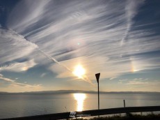 
薄雲広がる夕暮れ時に虹色現象が出現
        