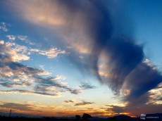 
吊るし雲の一種か　佐賀などで巨大な渦巻く雲の目撃相次ぐ
        