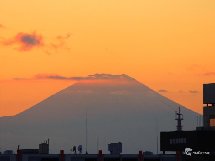 
晴天続き、夕空に映える富士山のシルエット
        