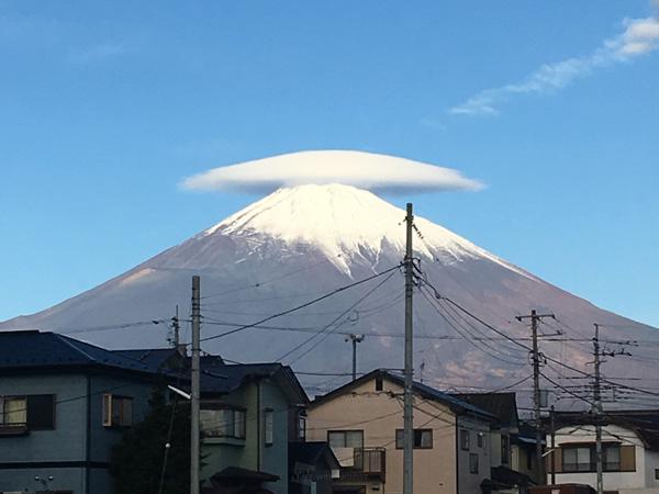 
富士山に帽子のような「笠雲」が出現
        