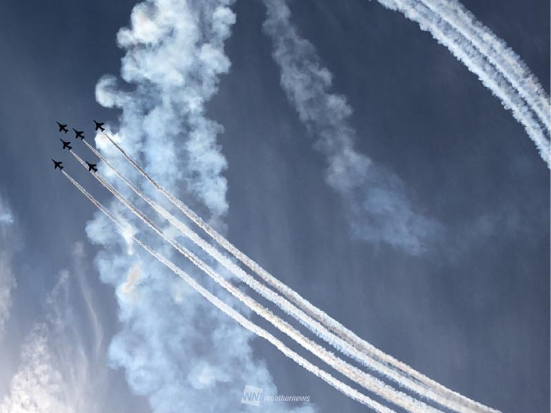 
青空を切り裂く白線！　ブルーインパルス 岐阜基地航空祭
        