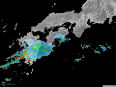 
九州で今夜、激しい雨に注意　季節外れの暖気で
        
