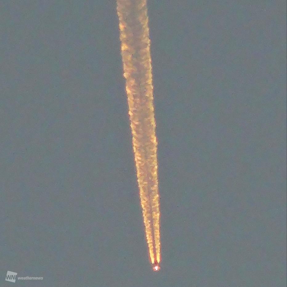 
夕焼けに輝く オレンジ色の飛行機雲
        