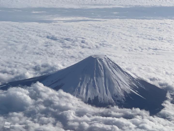 
空から見た富士山、きれいに化粧直し
        