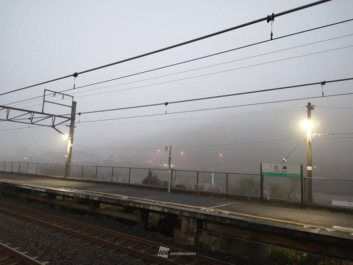 
大阪など西日本の広範囲で濃霧　電車の遅延も発生
        