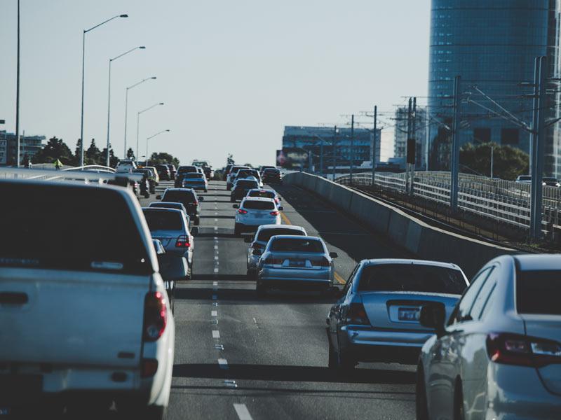 
高速道路の渋滞、走行車線と追越車線はどちらが速い？
        