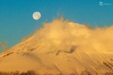 
荒ぶる富士と、たたずむ月　冬ならではの競演
        