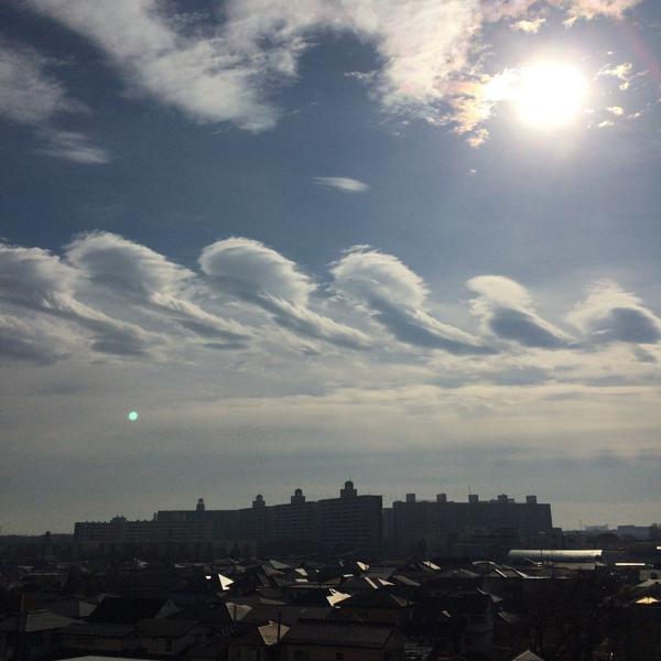 
関東周辺で&quot;面白い雲&quot;の目撃相次ぐ　正体は波状雲
        