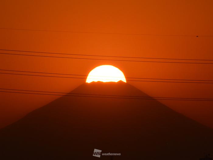 
ダイヤモンド富士が見えた！　富士山頂に沈む夕日　東京・練馬
        