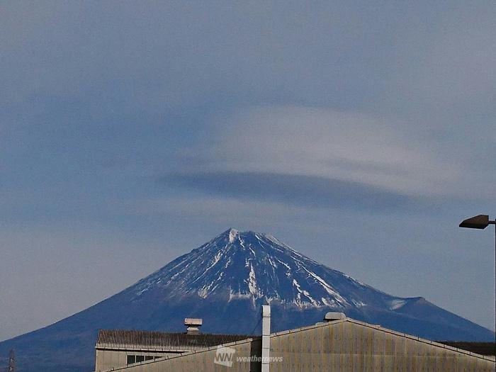 
雪のはげた富士山　離れた笠雲をまとう
        