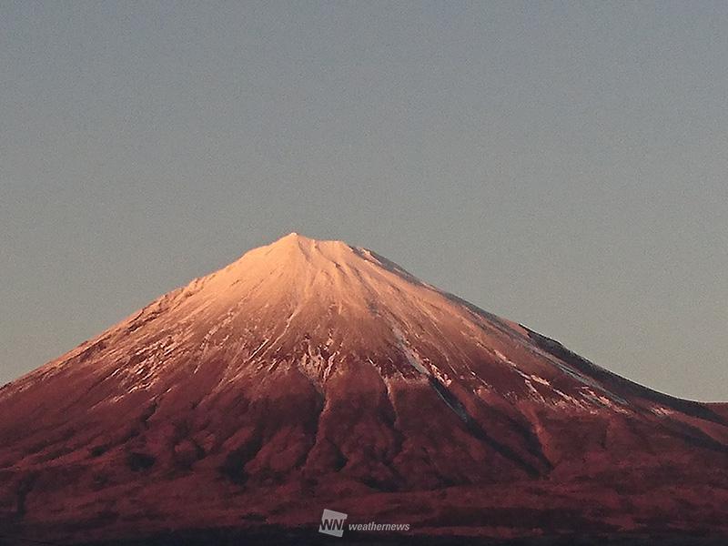 
冬らしい姿に戻り、鮮やかに染まる紅富士
        