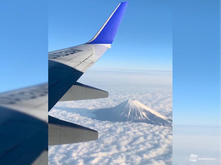 
雲から顔を出す富士山　雲の厚みは1000m程度
        