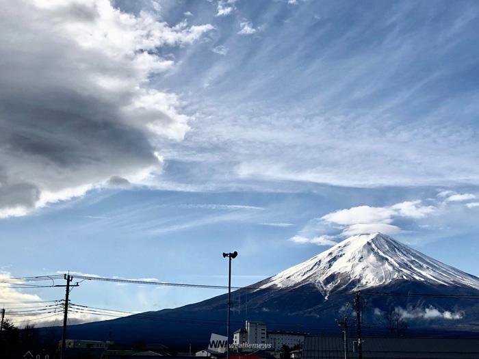 
変化いろいろ　今日は富士山の笠雲がおもしろい
        