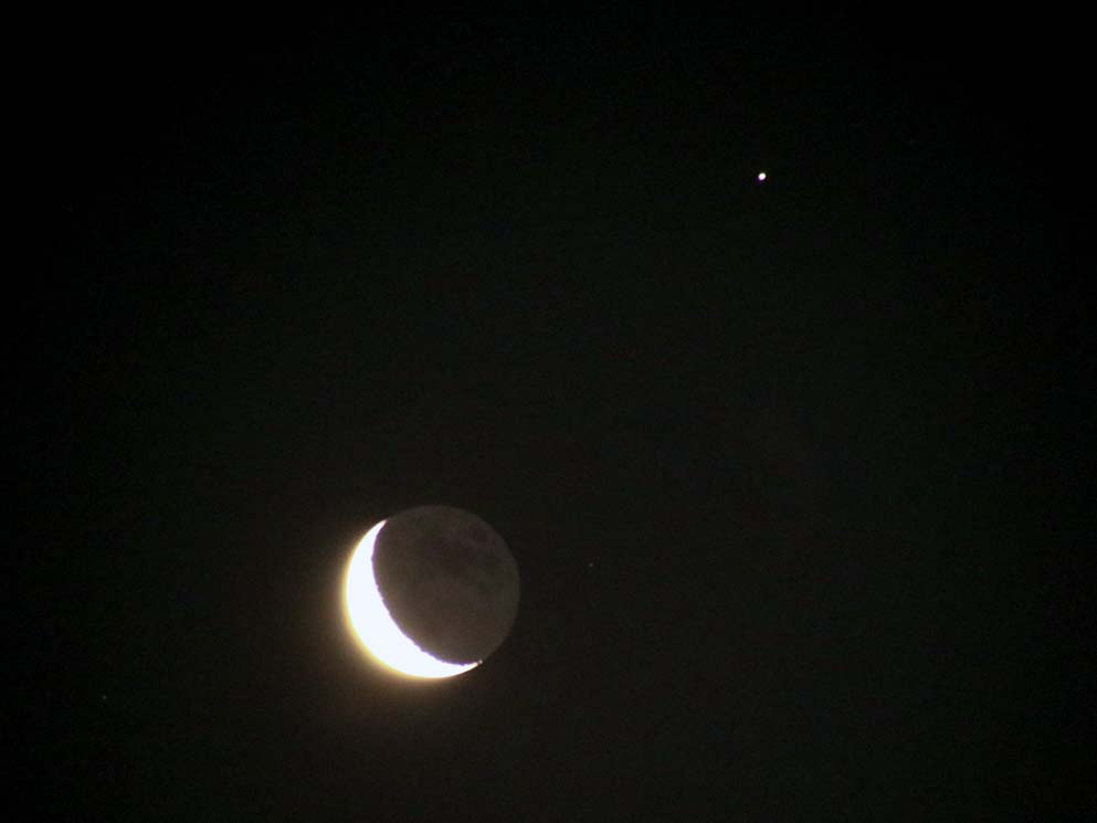 
今朝の一枚　寄り添う土星と月
        