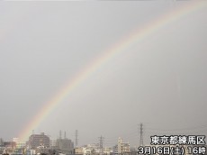 
小さな雨雲通過で東京都内に虹が出現
        