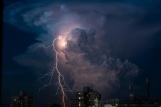 
過去には1日に飛行機3機が被雷も　春の雷「春雷」
        