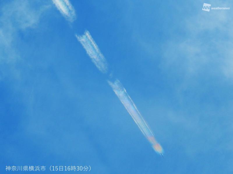 
横浜上空に虹色の飛行機雲が現る
        