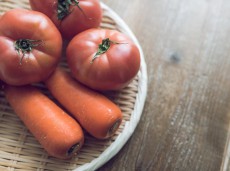 
赤い食材を食べて カラダの中から紫外線対策
        