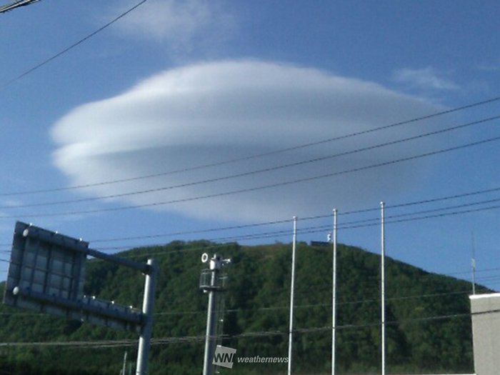 
まるでUFOかどら焼きか…　北海道の空に吊るし雲が出現
        