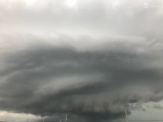 
岐阜県で“アーチ雲”　名古屋付近でも激しい雷雨や竜巻・突風に警戒
        