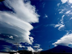 
連日の笠雲、つるし雲出現　停滞する秋雨前線の影響
        