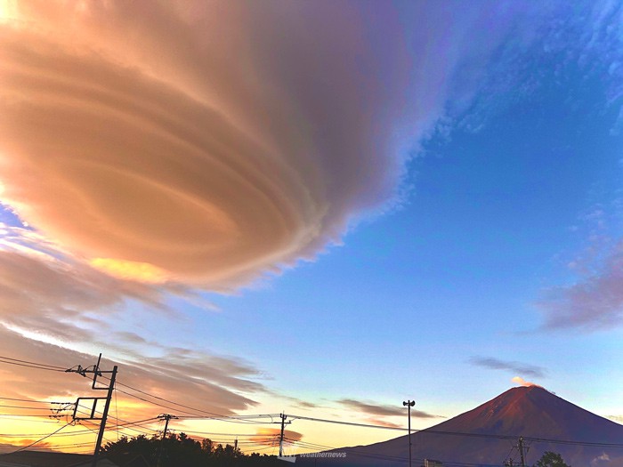 
【神秘的】朝焼け富士山に巨大な“吊るし雲”
        