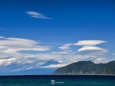 
富士山上空にUFO雲が襲来！？吊るし雲が現る
        