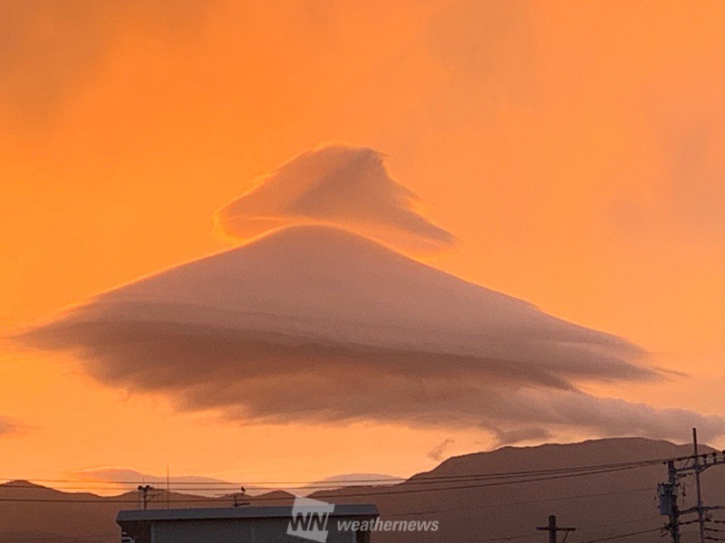 
空は一足先にハロウィン　夕暮れ時に吊るし雲が出現
        