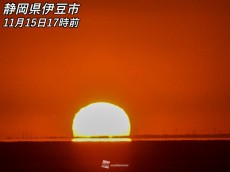 
夕日で赤く染まる浮島現象　静岡・伊豆
        