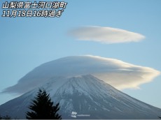 
富士山に笠雲　雨が降り出すサイン
        