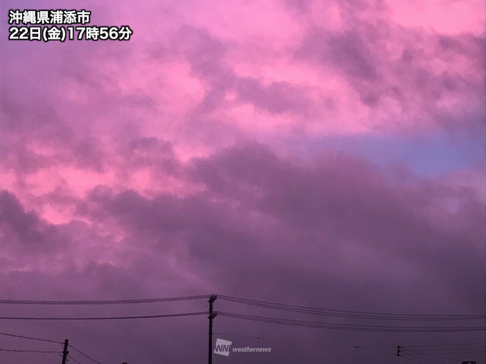 
台風接近中の沖縄　怪しげな紫色に染まる空
        