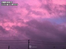 
台風接近中の沖縄　怪しげな紫色に染まる空
        