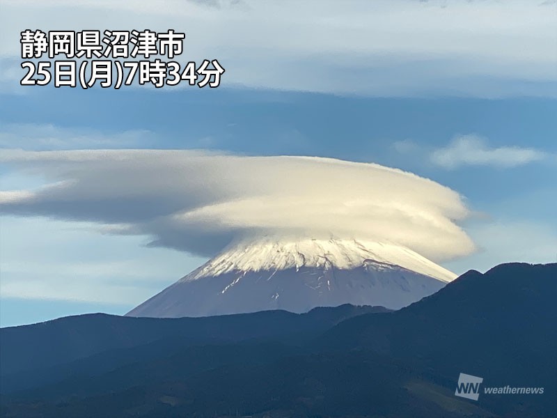 
化粧直しをした富士山に笠雲
        