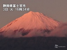 
姿を現した富士山を夕日が照らす
        