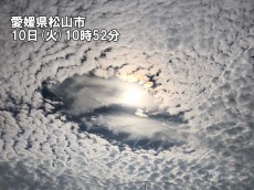 
愛媛県でうろこ雲にポッカリ穴が空く
        