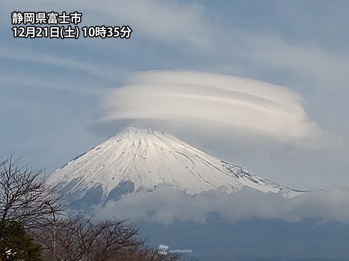 
富士山に分厚い笠雲　上空は30m/s近い強風
        