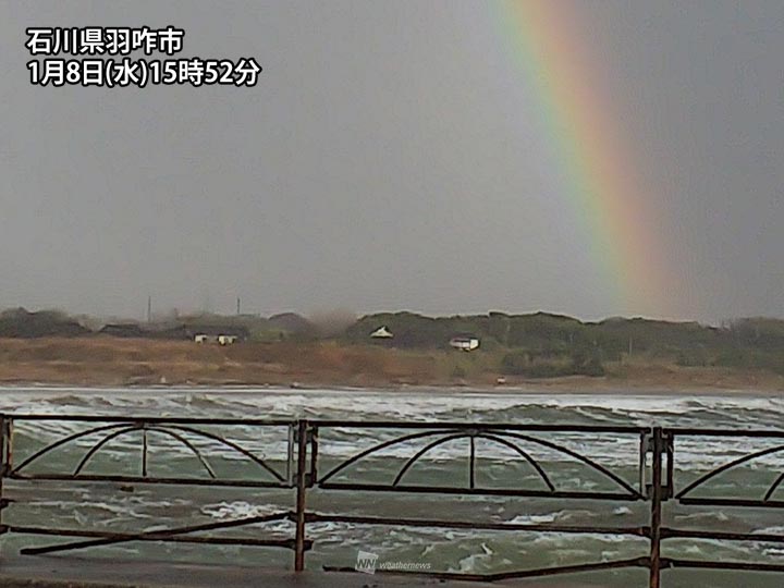 
暴風エリアが東・北日本に拡大　虹の見えた石川県も暴風雨
        