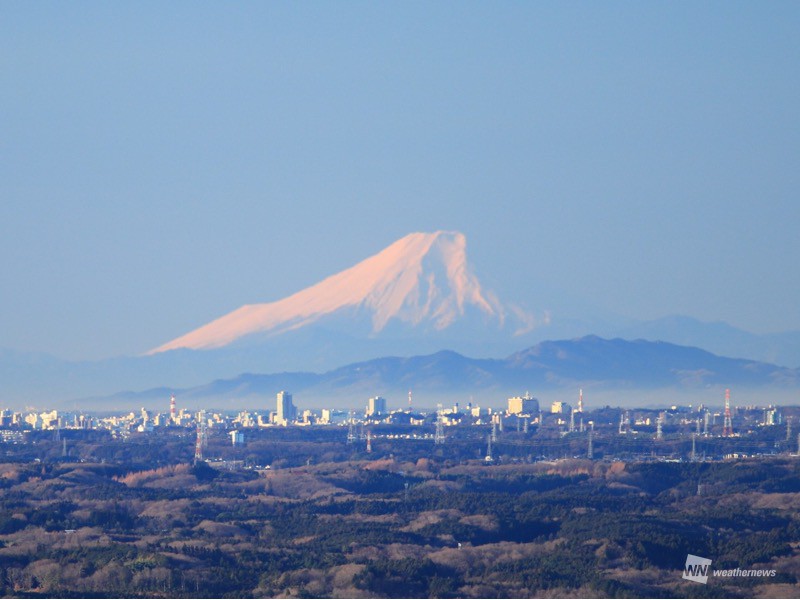 
関東は澄んだ青空 200km離れた富士山もくっきり
        