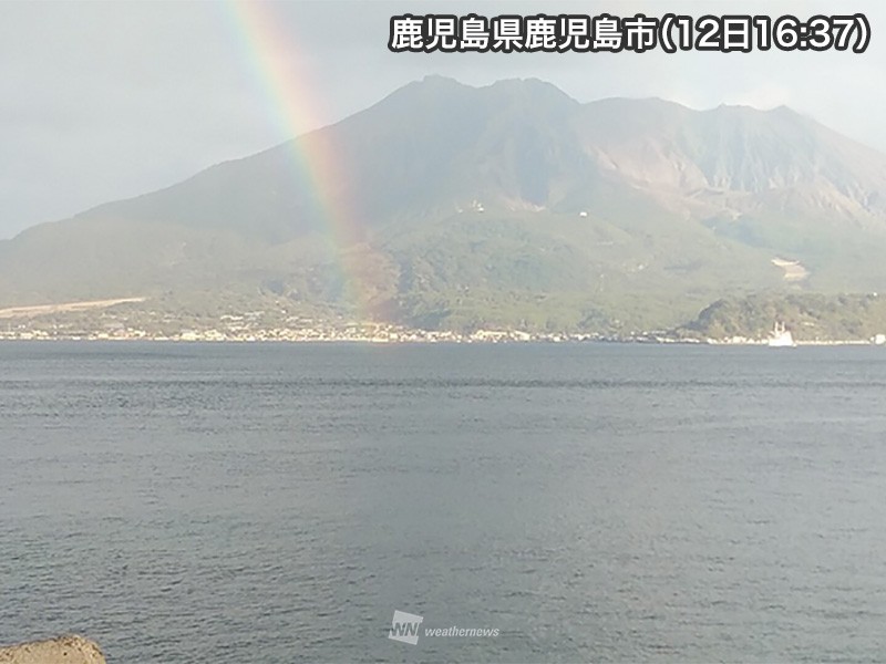 
桜島の日に、鹿児島・桜島にかかる虹
        