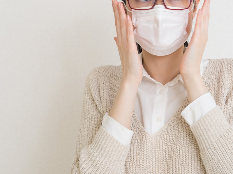 
インフルや花粉症の季節… マスクで眼鏡が曇るのを防ぐ方法
        