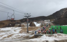 
暖冬でスキー場の雪不足は深刻化　4分の1はまだ滑走できず
        