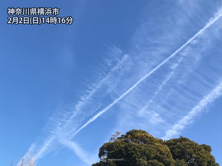 
関東、東海の空で飛行機雲が七変化
        