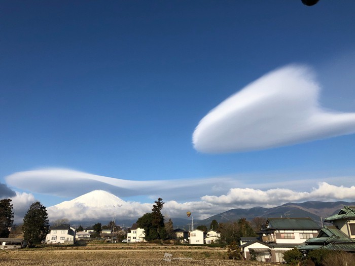 
まるでマンボウ!?　富士山に笠雲・吊るし雲が出現
        