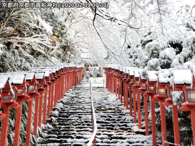 
京都で雪景色　古都を白く染める雪
        