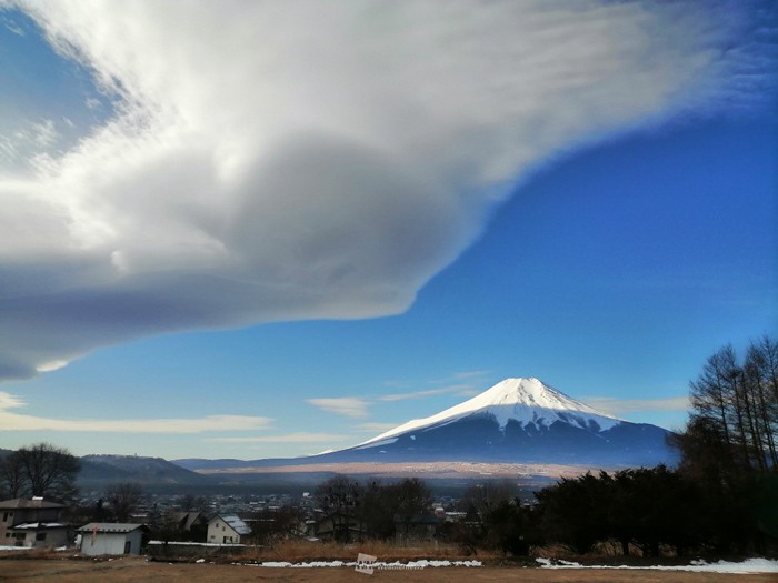 
富士山に吊るし雲出現　天気下り坂のサイン
        