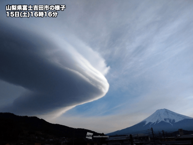 
富士山の風下に雨を告げる巨大な「つるし雲」
        