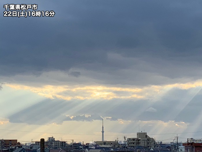 
前線の雲接近　関東に「天使の梯子」が出現
        