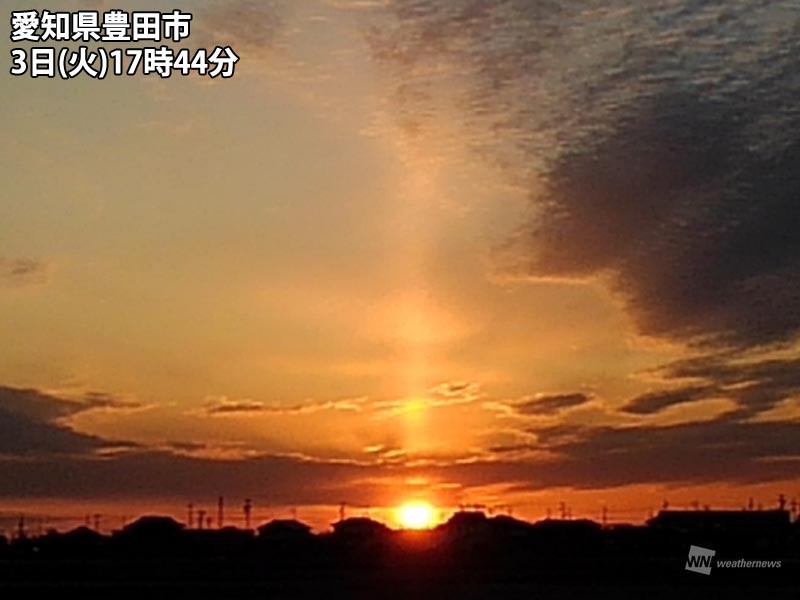 
夕暮れ時に天空へ伸びる光の柱　サンピラー　愛知県豊田
        