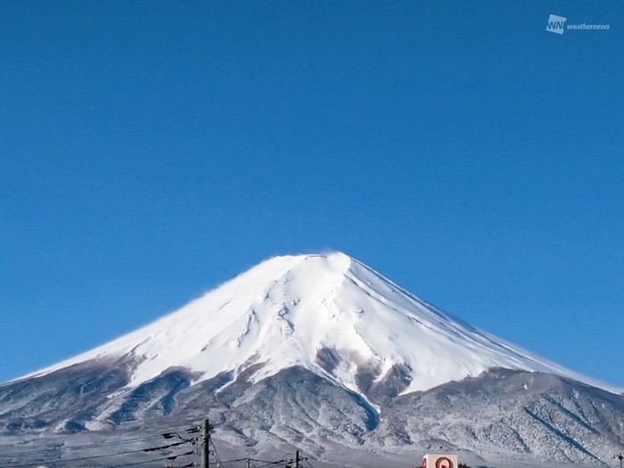 
今朝は富士山の雪増量　青空とのコントラストくっきり
        